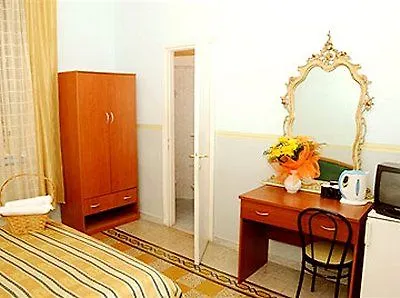 Capri فندق